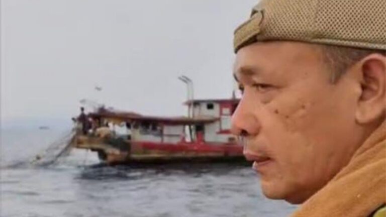 20250728_145959_wabup_tapteng_mahmud_efendi_ott_kapal_diduga_pukat_trawl_di_sekitaran_pulau_kalimantung