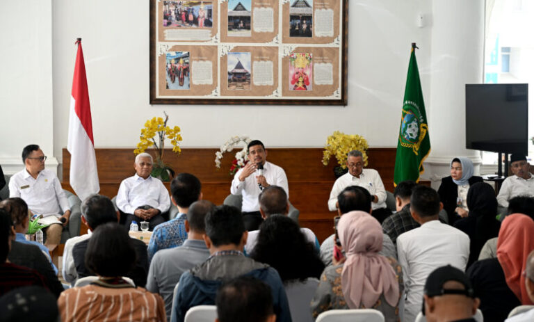 Gubernur-Konferensi-Pers-Penetapan-UMP-2026-5-780x470