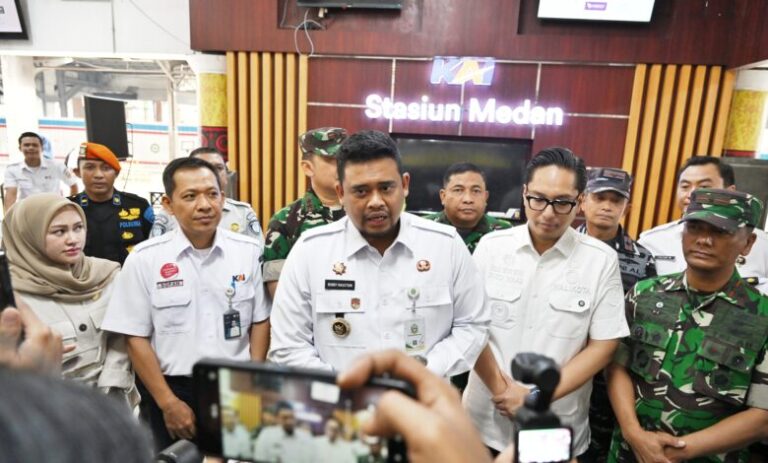 Gubsu_Tinjau-Mudik-Natal-Stasiun-KretaApi-Medan-11-780x470