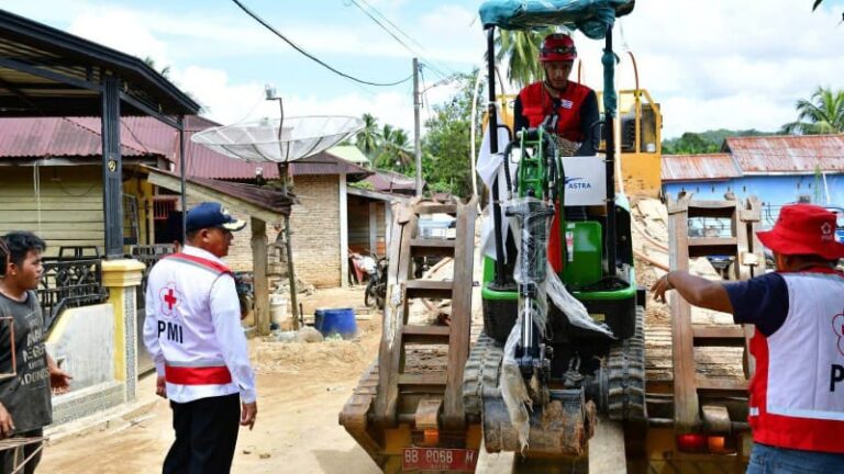 FOTO-KLIK_Wabup-Tapteng-dan-PMI-Bersihkan-Lingkungan-serta-Layani-Pengobatan-Gratis-di-Lopian-1