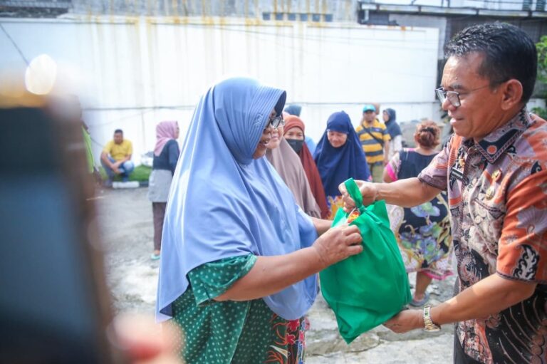 Berbagi dengan tetangga yang di sekitaran Griya Kalpataru Kecamatan Medan Helvetia setelah sebel