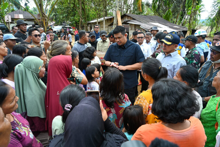 Gubsu-tinjau-tanggul-sungai-di-Tukka-dan-Sorkam-5