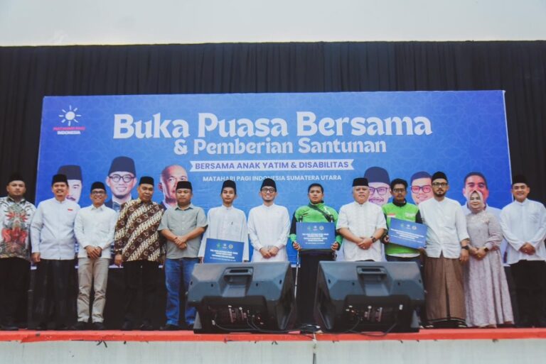 Bersama Bung Sugiat Santoso kemarin menghadiri acara Buka Puasa Bersama dan Pemberian Santunan k (1)