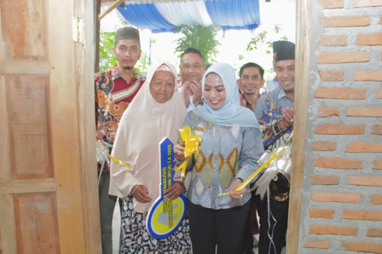 Serah terima bantuan Program Kegiatan Rumah Tidak Layak Huni (RTLH) Tahun Anggaran 2025 kepada m (1)