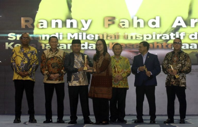 kwp-award-2026-sugiat-santoso-terima-penghargaan-legislator-peduli-ham-16042026-143546
