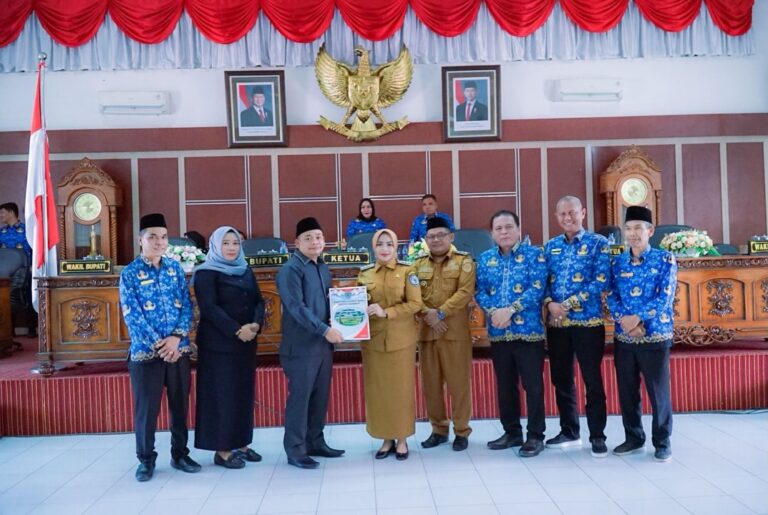 Kegiatan penyampaian laporan Panitia Khusus DPRD Kabupaten Labuhanbatu serta penyerahan rekomend