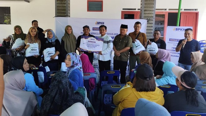 rumah-aspirasi-sugiat-santoso-bagikan-daging-kurban-dan-paket-sembako-di-langkat-istimewa-1779943624685_169