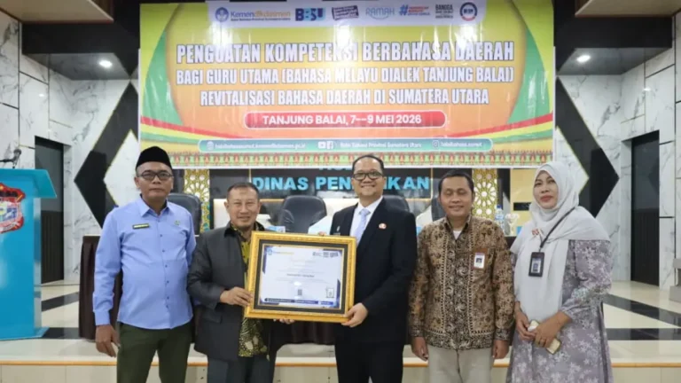 wakil-wali-kota-tanjungbalai-menerima-piagam-penghargaan-revitalisasi-bahasa-melayu-dialek-tanjungbalai-dari-balai-bahasa-provinsi-sumatera-utara-dNRtZ