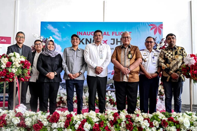 010826_GUBSU_WINGS-AIR_TERBANG-PERDANA_MADINA_04