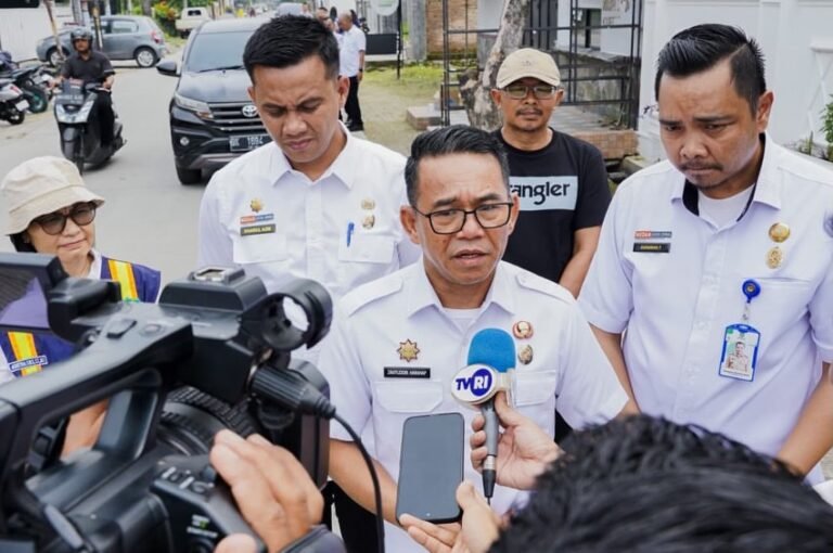 Hari ini saya didampingi Camat Medan Helvetia dan Kadis PU untuk turun meninjau langsung kondisi